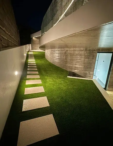 Jardim de moradia contemporânea com relva sintética e pátio interior — resultado final