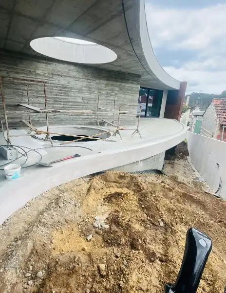 Jardim de moradia contemporânea com relva sintética e pátio interior — durante a obra