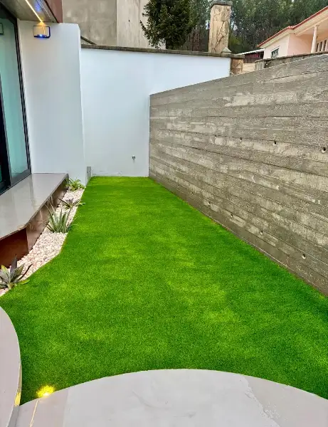 Jardim de moradia contemporânea com relva sintética e pátio interior — resultado final