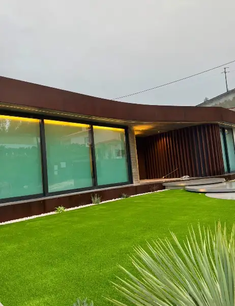 Jardim de moradia contemporânea com relva sintética e pátio interior — resultado final