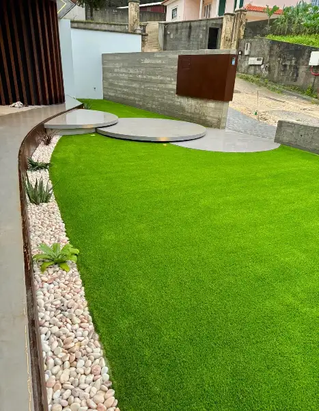 Jardim de moradia contemporânea com relva sintética e pátio interior — resultado final