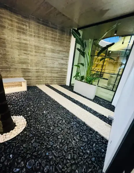 Jardim de moradia contemporânea com relva sintética e pátio interior — resultado final