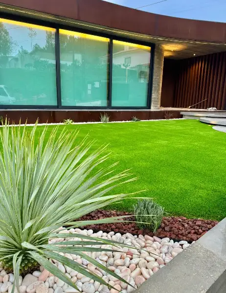 Jardim de moradia contemporânea com relva sintética e pátio interior — resultado final