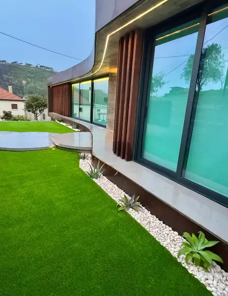 Jardim de moradia contemporânea com relva sintética e pátio interior — resultado final