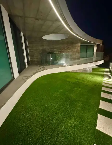 Jardim de moradia contemporânea com relva sintética e pátio interior — resultado final