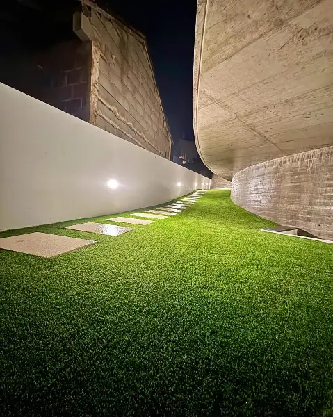 Jardim de moradia contemporânea com relva sintética e pátio interior — resultado final