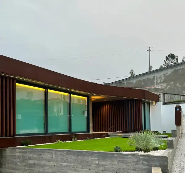 Jardim de moradia contemporânea com relva sintética e pátio interior — resultado final