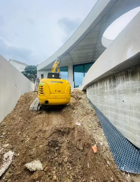 Jardim de moradia contemporânea com relva sintética e pátio interior — durante a obra