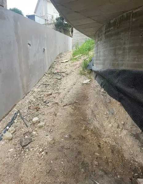 Jardim de moradia contemporânea com relva sintética e pátio interior — durante a obra