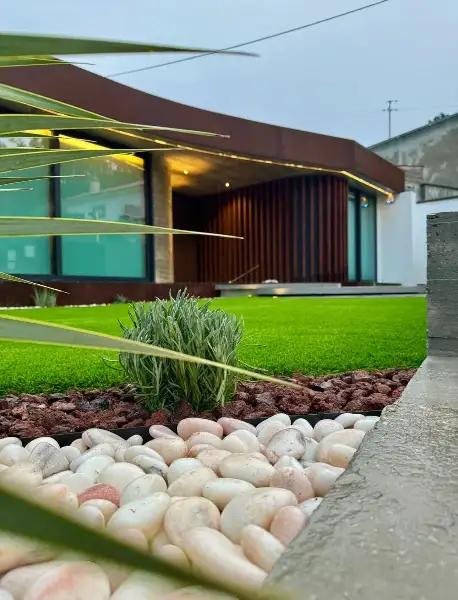 Jardim de moradia contemporânea com relva sintética e pátio interior — resultado final