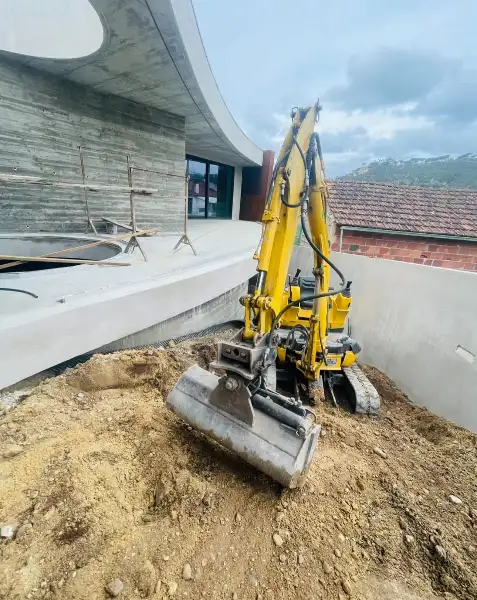 Jardim de moradia contemporânea com relva sintética e pátio interior — durante a obra