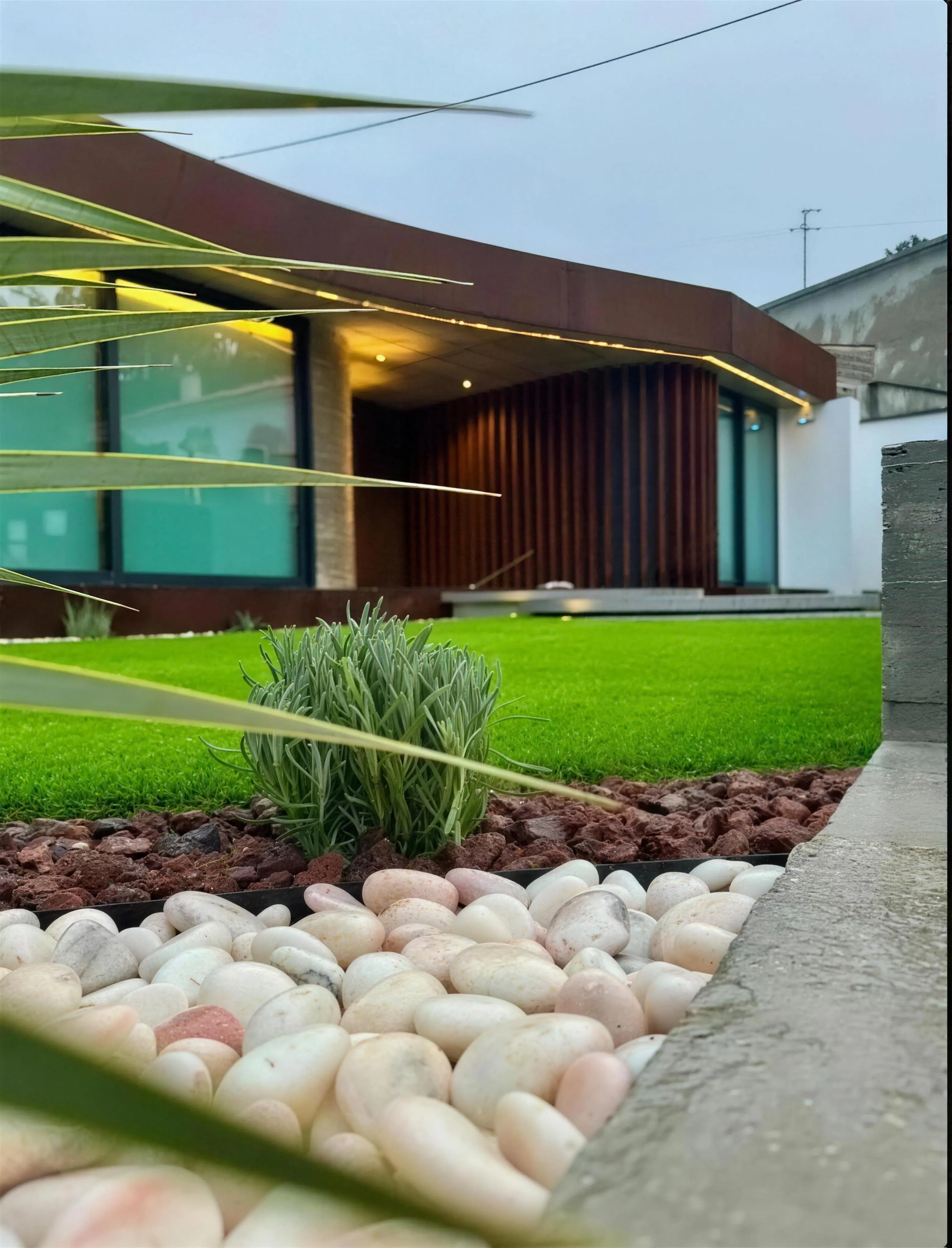 Jardim de moradia contemporânea com relva sintética e pátio interior
