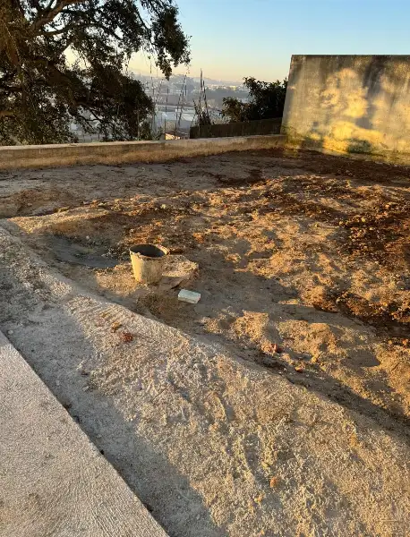 Relvado sintético à volta da piscina de uma moradia — antes da obra