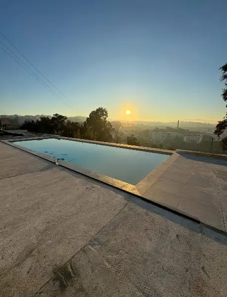 Relvado sintético à volta da piscina de uma moradia — durante a obra