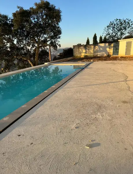 Relvado sintético à volta da piscina de uma moradia — durante a obra