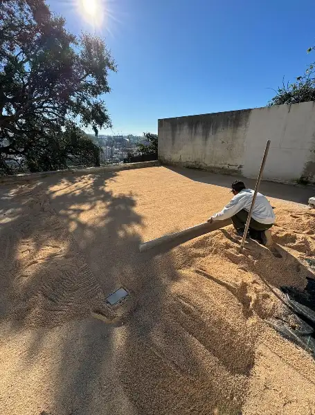 Relvado sintético à volta da piscina de uma moradia — antes da obra
