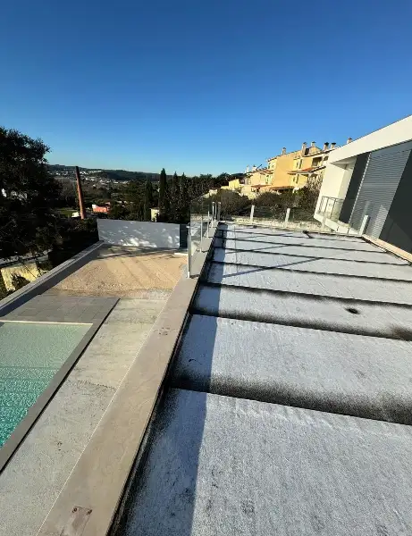 Relvado sintético à volta da piscina de uma moradia — durante a obra