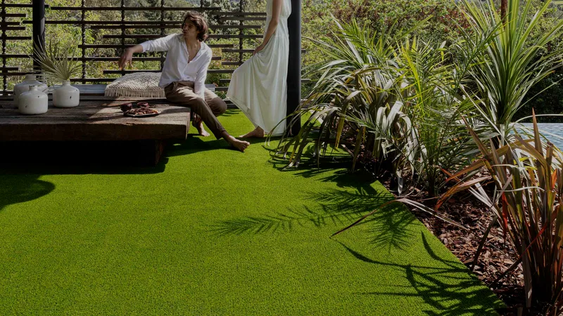 Terraço de hotel com relva sintética Turfgrass em pleno sol